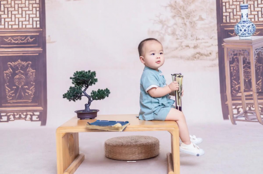 湘西宝宝边吃奶边挣扎烦躁